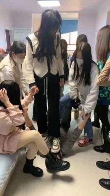 直播视频 《精神小妹》群调特写视角舔脚踩踏 [30分19秒]