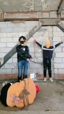 资讯|直播视频 《美离子》户外刑房暴力鞭打双奴/清理靴子吃土 [23分34秒]