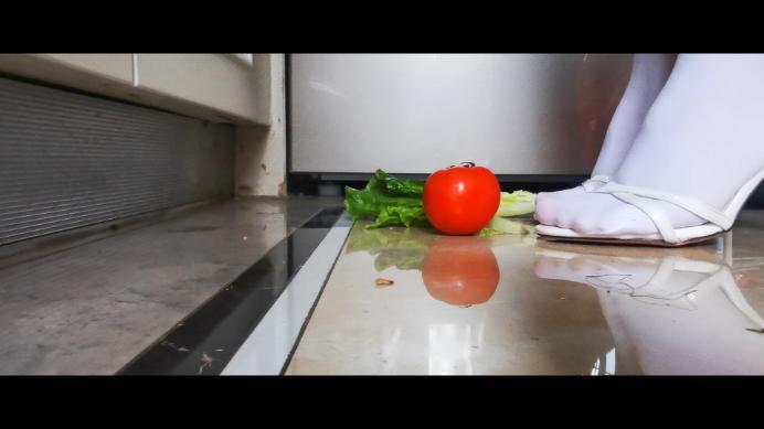 资讯|crush 小柯无意识白丝白凉鞋踩水果蔬菜 [9分43秒]