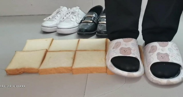 资讯|crush 《果冻橙》小姐姐用面包给四双鞋子清理鞋底，附赠小樱裸足踩面包 [9分43秒]