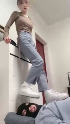 资讯|直播视频 《精神小妹》3S学生主全体重踩头/跺头 [48分56秒]