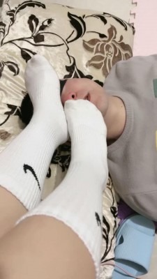 直播视频 《汐颜》白棉袜调脚垫深喉舔 [48分56秒]