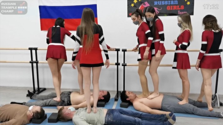欧美调教 77美刀购入！莫斯科女神团群踩亚裔大叔！满屏俄罗斯美女高能踩踏幸福亚裔大叔 [48分56秒]