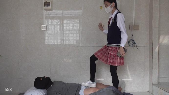 南国原创 《南国原创》高冷S小樱无意识踩着M跳舞，无视M痛苦惨叫，随意踩踏，踩tu [48分56秒]