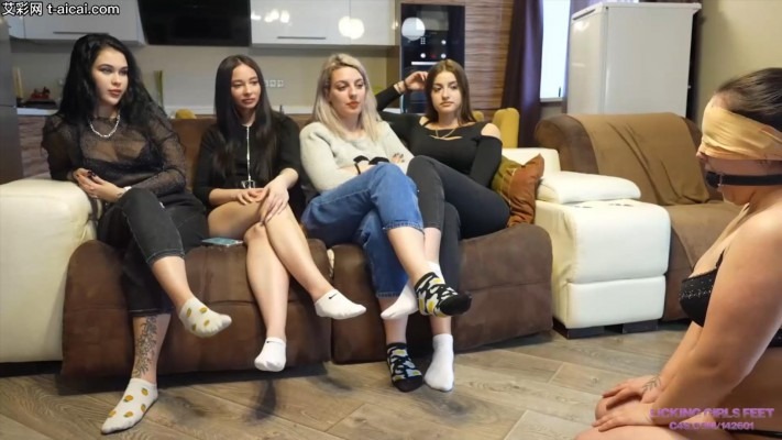 欧美调教 LGF女女-4个女王8只臭袜子4双汗脚把女奴埋了！闻臭袜子喝浓痰舔臭脚同时进行 [30分19秒]