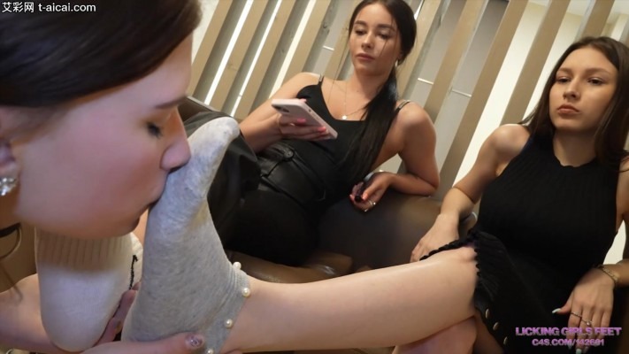 欧美调教 LGF女女-嘴里塞满臭袜子！女奴Suzanne被Rada和Karen当狗遛回来舔鞋底吃臭袜子 [17分26秒]