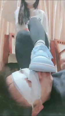 资讯|直播视频 《妮蔻》原味白袜气味羞辱 [48分56秒]