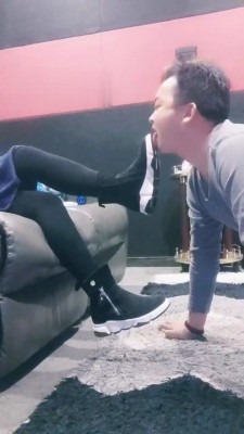 资讯|直播视频 《敏敏郡主》电影院舔素人脏鞋《双视角版》 [48分56秒]