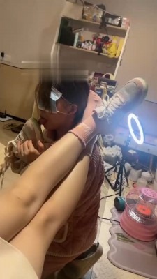 直播视频 《橘子没熟》强制母畜舔脏鞋/舔发黄内裤/磕头《完整版》 [30分19秒]