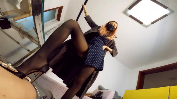 资讯|婧児小主 Lct081c [实况跟随] 晓G虐腹跺裆裤吐3F猛烈榨取后黑丝长腿全体重践踏M隶 [17分26秒]