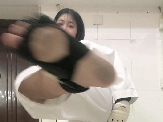 热血女神 可爱女高中生龙小姐跆拳道粗口与诱惑辱骂踹脚靶M强制踹she [9分46秒]