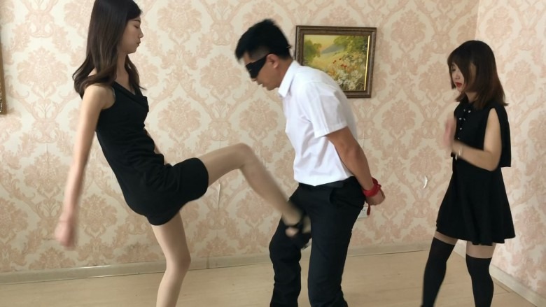 碎蛋娇娃 〖碎蛋娇娃〗美女模特应聘风波 [17分26秒]