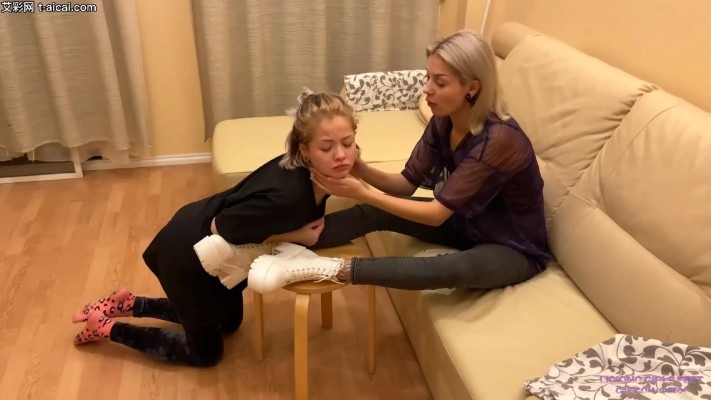 欧美调教 LGF女女-萝莉小主Elena沦为御姐女王Karina的女奴！跪舔脏鞋底棉袜臭汗脚！ [30分19秒]
