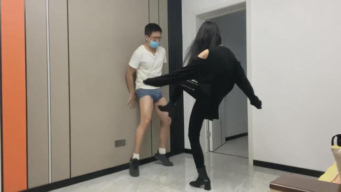 小思High踢 时尚美女虐裆发泄吻颈奖励 [17分26秒]