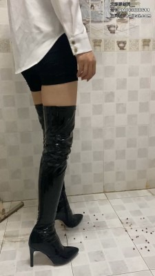 资讯|crush 《雅泫》漆皮靴先无意识再有意踩苹果螺 [49分10秒]