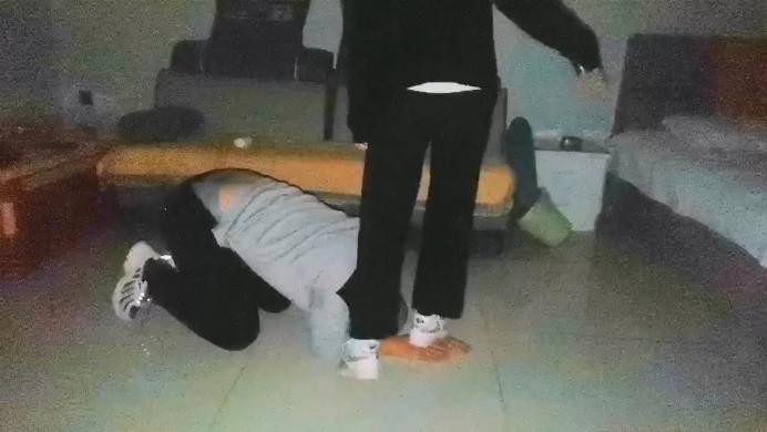 女王女主 踹头踩手跺胸口 欣欣的真实殴打 棉袜脚全体重踩脸《与精神小妹的那些事》 [23分37秒]