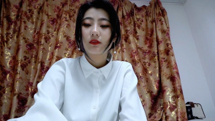 校园女流氓 《校园女流氓》安诺白袜脚下羞辱贱奴POV [17分26秒]