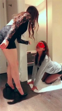 资讯|女王女主 《首发女女》伊莎S-女家奴的伺候 [30分19秒]