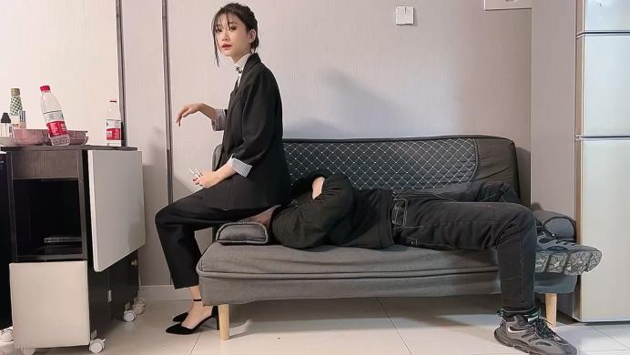 资讯|女王女主 《与精神小妹的那些事》思文的坐垫 [32分35秒]