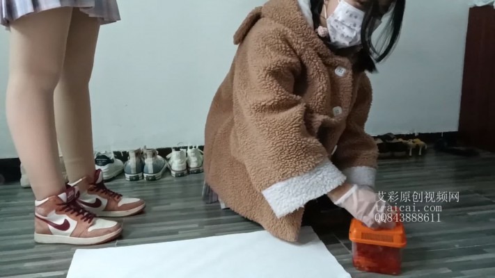 crush 俩学生妹第一次踩小金鱼 [8分14秒]