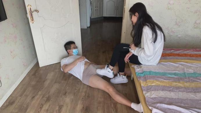 小思High踢 美女房东系列三：阿晴逛街回来继续折磨男生 [17分26秒]