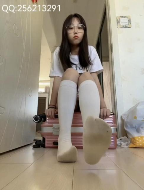 女王女主 《gakki》学生主白丝棉袜足 [17分26秒]