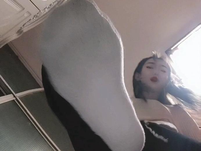 热血女神 《pov》校外女流氓相中你 被你拒绝后恼羞成怒-臭袜踩脸窒息臭脚插嘴 美脚L麝 [9分46秒]
