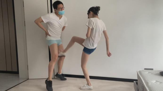 资讯|活力诗蔓 青春正品匡威帆布鞋狠踢男生下面 [12分18秒]