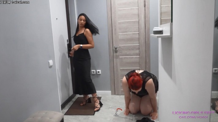 欧美调教 LGF女女-舌头被当鞋垫踩！把舌头伸进Rada女神凉鞋的缝隙里舔她的臭汗脚！ [30分19秒]