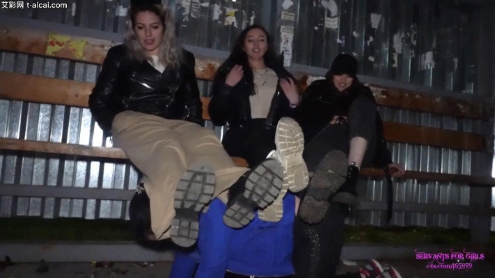 欧美调教 LGF女女-Rose夜班公交车站惨遭太妹群殴！下跪踩头扇耳光舔脏鞋底喝路边臭水！ [23分34秒]