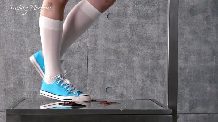 资讯|crush 767 &#8211; Linda白袜帆布鞋玻璃板踩鱼 [23分37秒]