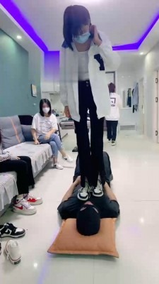 资讯|直播视频 《精神小妹》推荐-学生素人群调贱货 [30分19秒]