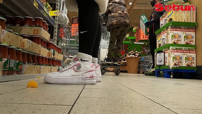 crush 女路人瑜伽裤空军帆布鞋商店无意识碾水果 [49分10秒]