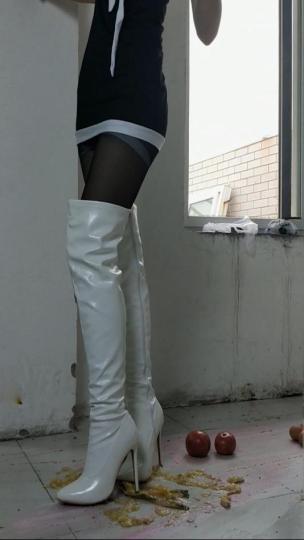 资讯|女王女主 雅伟S:高跟白靴踩踏水果；鸡蛋。把食物踩烂。 [9分43秒]