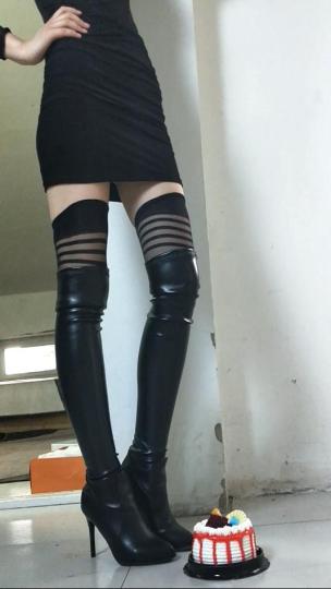女王女主 雅伟S:高跟皮靴踩踏蛋糕；香蕉。蛋糕被踩成烂泥。 [9分43秒]