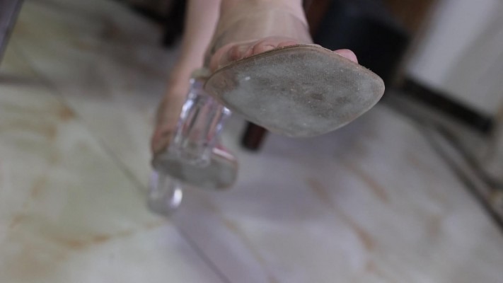 资讯|黑丝诱惑 《黑丝诱惑》沐沐非常脏的高跟鞋底踩黑舌头 [48分56秒]