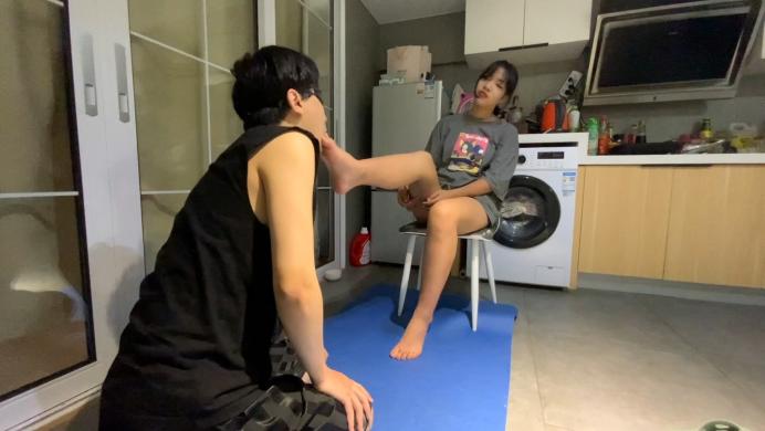 萝莉酱 00后女校霸暴力足虐 [48分56秒]