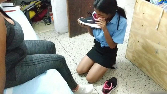 欧美调教 女女重口-实拍年轻女孩跪舔BBW熟女阿姨运动后的超臭棉袜汗脚！把女孩熏哭了！ [30分19秒]