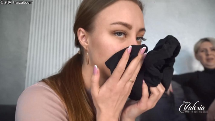 欧美调教 LGF女女-给同学的妈妈舔臭丝袜脚！母狗Maria给Valeria的妈妈下跪闻鞋舔脚！ [30分19秒]