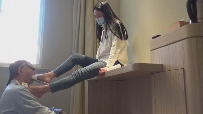 女王女主 平模美女御姐穿白凉拖的践踏玩弄&添鞋添脚 [48分56秒]