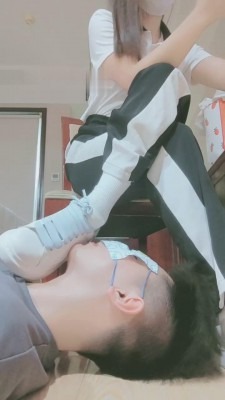 资讯|直播视频 《妮蔻》运动后原味棉袜羞辱狗 [48分56秒]