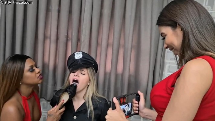欧美调教 MF女女-漂亮小女警沦为两个站街女的狗！被囚禁起来舔脏鞋臭脚插嘴深喉到呕吐 [48分56秒]