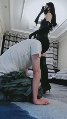 资讯|直播视频 《猫神大人》长靴酷炫女王鞭打脚下狗 [30分19秒]