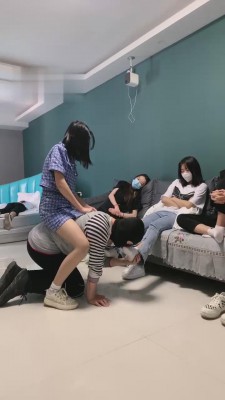 资讯|直播视频 《精神小妹》素人群女遛狗调踩踏 [30分19秒]