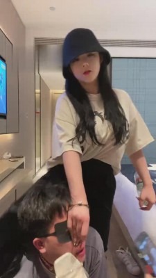 直播视频 《不知名美女》看闺蜜怎么虐待自己的男友《双视角版》 [17分26秒]