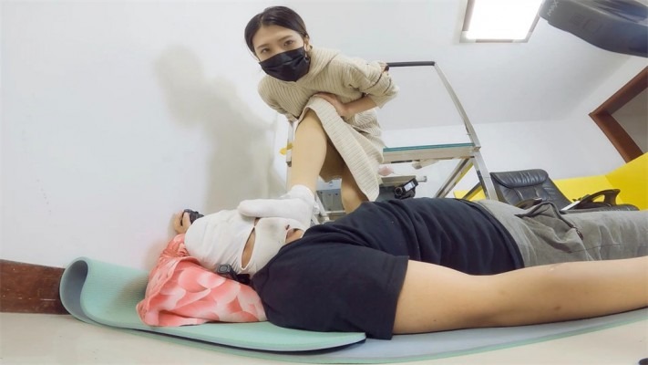 资讯|婧児小主 晓G全语言脏帆布鞋和白袜踩头顶踩脖子 踩踹审讯 GP824F [17分26秒]