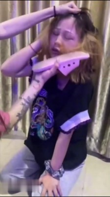 直播视频 《女女》来看太妹打母狗-拖鞋抽脸 踹头 踹胸口 超凶女女调教 [48分56秒]