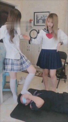 资讯|直播视频 《小怡》萝莉学生双S抽狗脸脚耳光 [48分56秒]