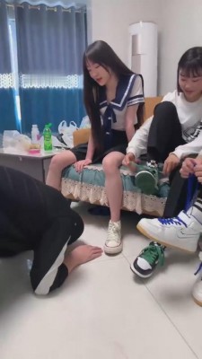 直播视频 《精神小妹》推荐!5素人S群虐班主任/强制喝圣水吃脏东西 [30分19秒]