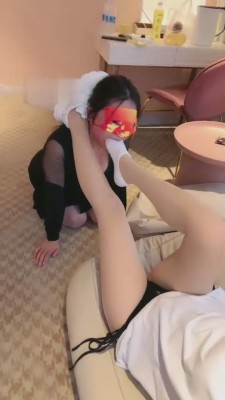 直播视频 《丹祖宗》小白鞋船袜虐母狗 [48分56秒]